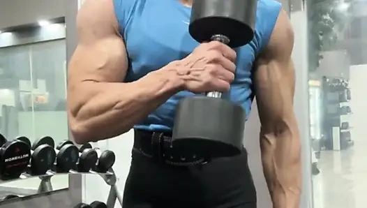 Stellen sie sich vor, sie lassen ihren kopf zwischen diesem weiblichen bodybuilder-biceps zermalmen