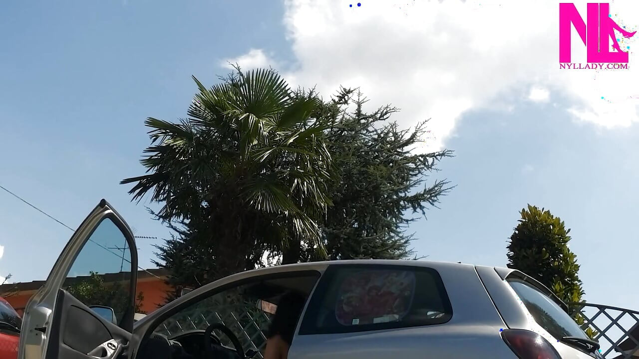 Pembe çiçekli parmak arası terlikli arabamı deviriyorum