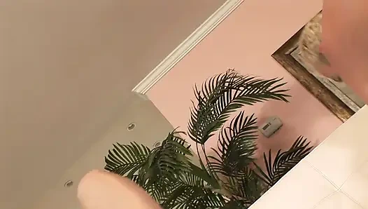 18 yaşındaki genç kız üvey annesinin yeni erkek arkadaşıyla sikişiyor