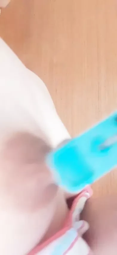 Playing with nipple clamps, sweet Asian babe tortured her nipple (chillax)