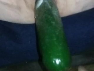 Une bbw mature se tape un concombre