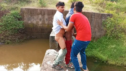 Trío caliente hardcore joven gay sexo - en el bosque cerca del agua - película gay en hindi