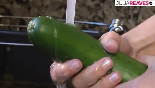 Brenda masturbiert in der küche mit riesigem spielzeug und grapschen, einschließlich ihres arschs