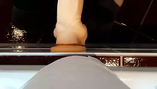 Büyük yapay penis denemek