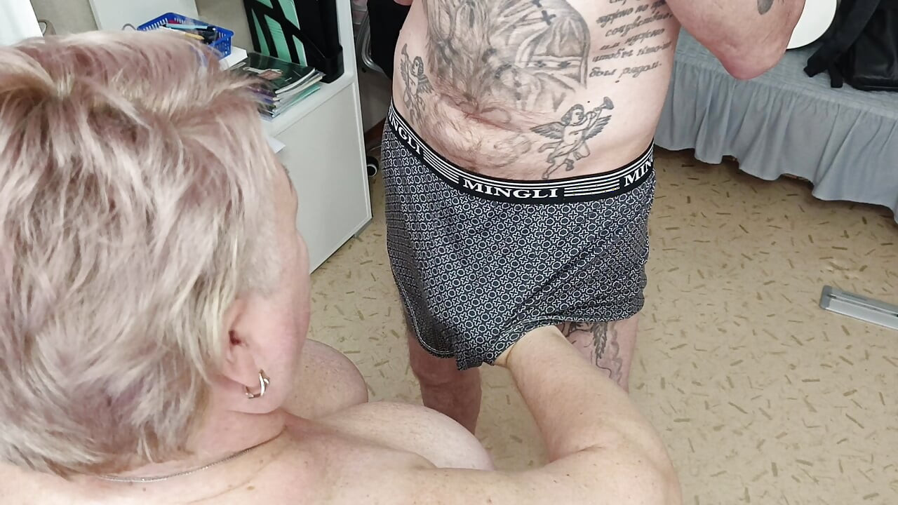 射在岳母的大奶子上