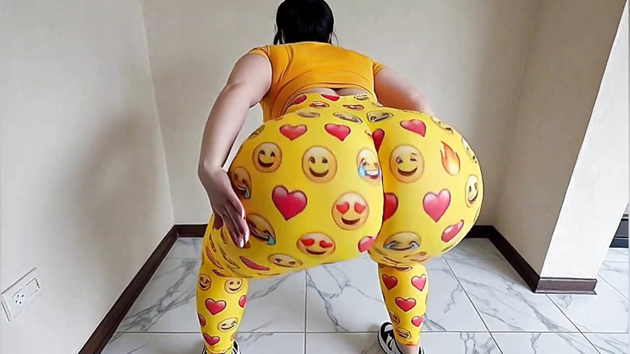 grande bunda em leggings de hijab saltando