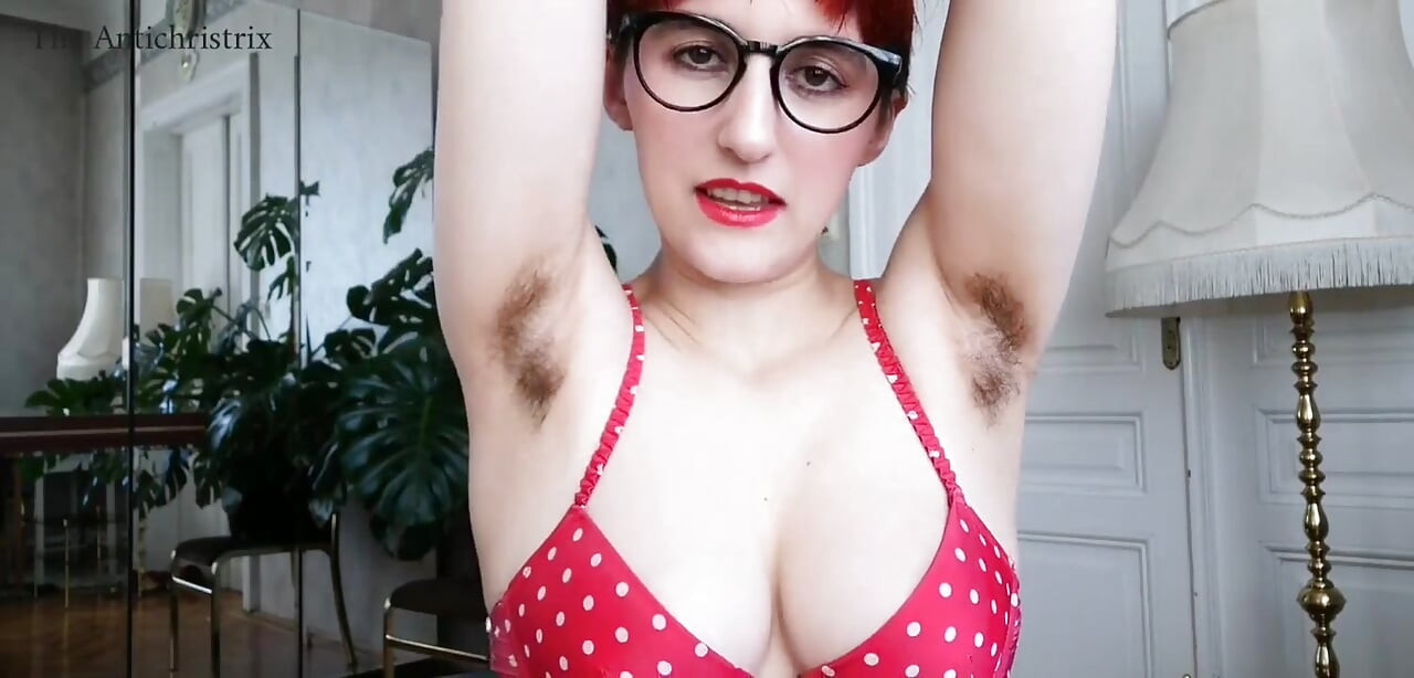 Eu incentivo você a adorar meu corpo peludo em primeiro plano