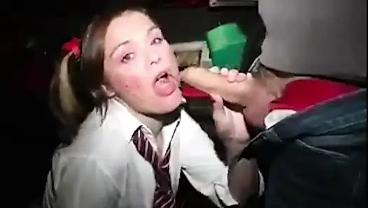 Küçük Liseli Kız Domalıyor