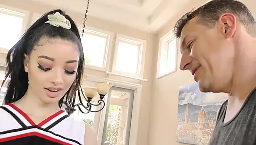 Gadis pemandu sorak dengan pantat bahenol lagi asik orgasme intens sampai orgasme