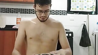 אנחנו הולכים לחדר לקחת את המטען ואני מנצל את זה שאני מכניס את הזין הגדול שלי לגלוספט שהיא מניו יורק