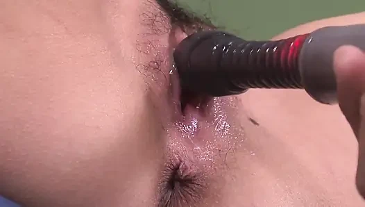 Bağlı Japon ateşli kız seks oyuncaklarıyla amını siktiriyor