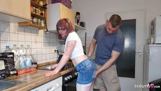 Madre madura alemana seducida por un chico joven follando en la cocina