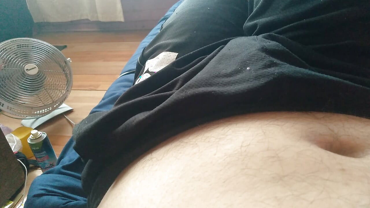 Genç adam bir adamın büyük yarağını öpmesini istiyor