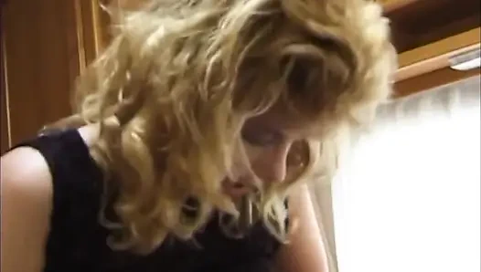 Yüze boşalmayı seven sarışın genç erkek avcısı ile arabada seks