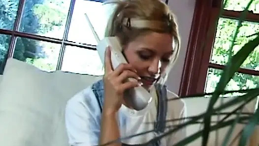 Молодую блондинку выебал огромный член, накачивающий ее тугую киску