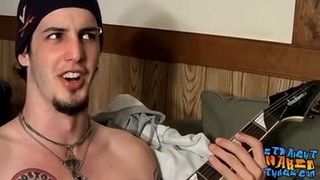 Hetero misdadiger Axel masturbeert na het spelen van gitaarsolo