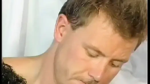 Büyük memeli orta yaşlı seksi kadın başkaları tarafından sikilirken canavar bir yarak emiyor