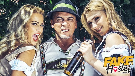 Las chicas del Oktoberfest del albergue falso sirvieron una salchicha