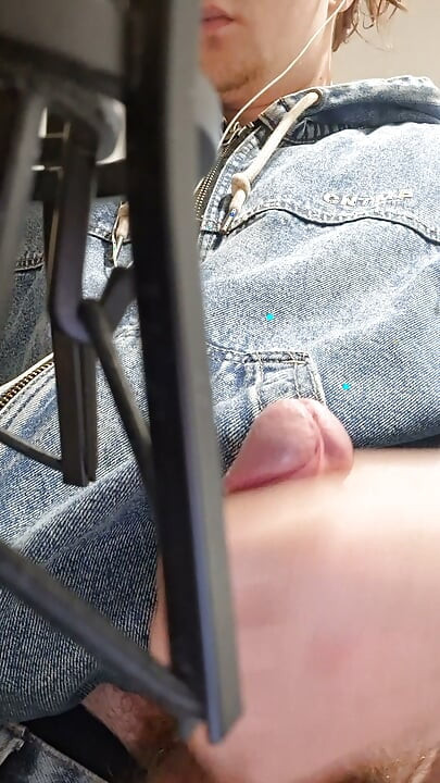 O famoso garoto do jeans tem sexo com ele mesmo