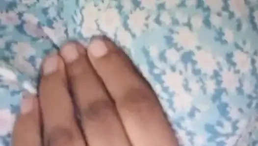 Magang muda Sri Lanka mencoba seks keras saat istirahat makan siang dengan dildonya