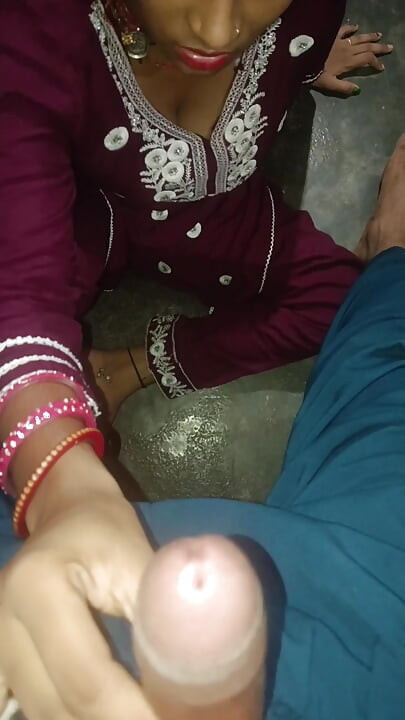 في المطبخ ، تم إخراج الماء من قضيب الأخ غير الشقيق ، مما يظهر ثديا كبيرا وأفضل وظيفة يدوية بصوت هندي.