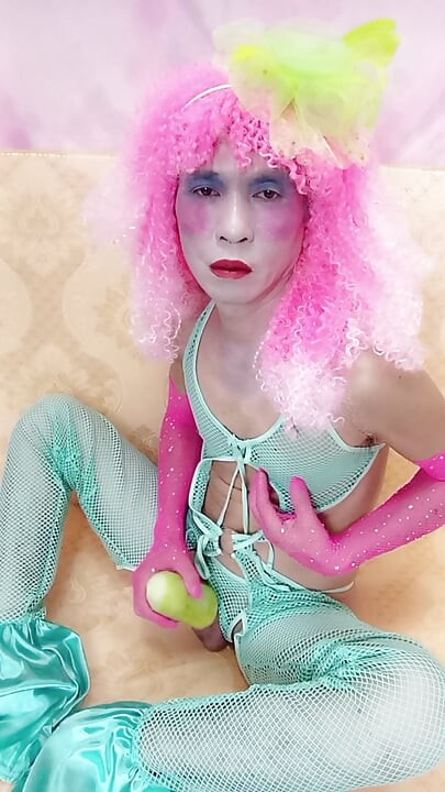 Oanh Le, transgender, vestida de forma sensual, pornô, cucu com demasiado prazer