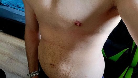 Ragazzo tedesco muscoloso paffuto si masturba e viene