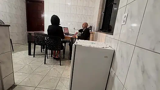 Sekretaris terkejut dengan tamparan di pantat dan penetrasi anal dengan creampie.