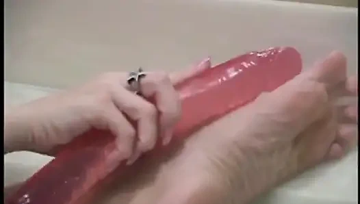 Geile MILF masturbiert im badezimmer