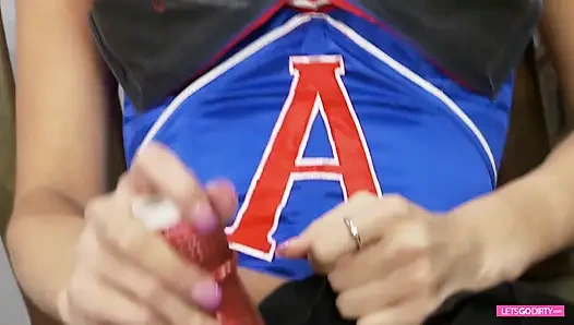 Heiße blonde cheerleaderin im solo-act