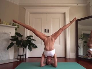 Chica desnuda de yoga