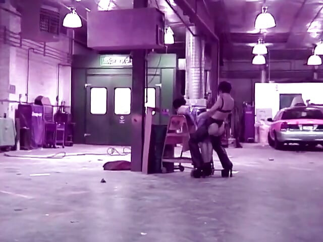欲情したドミナトリックス女が巨大な胸を持つスラットを見つけ、乳首を挟まれる - (映像には音声なし、音楽)