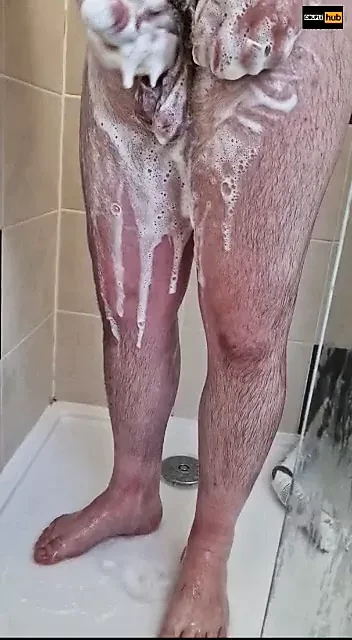 Une vierge se branle sous la douche