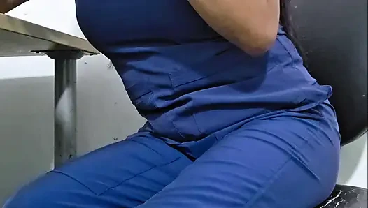 Медсестра играет одна на работе. Сегодня пациентов нет!