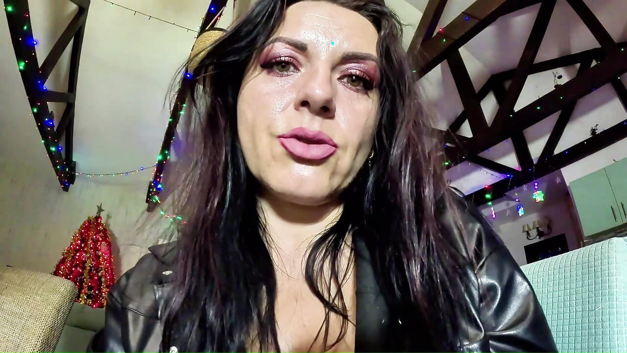 Amante fumante de couro controla seu pau Em primeiro plano - tortura com, conversa suja e humilhação com fumaça