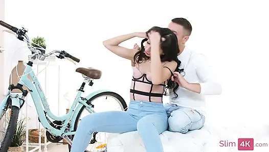 Pantat sempit cewek rambut cokelat dientot habis-habisan