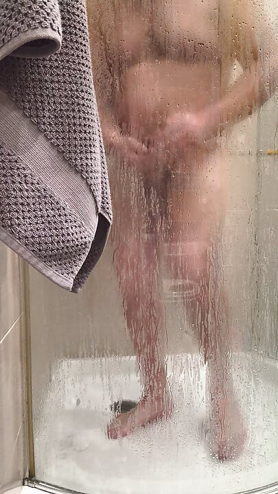 amateur shower ass and body cleaning. ass home lookong for a friend