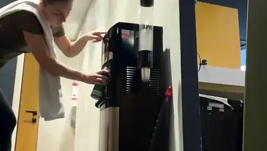 Ich nehme dich mit in die Umkleidekabine des Fitnessstudios mit mir Schreiben Sie in die Kommentare, wenn Sie möchten