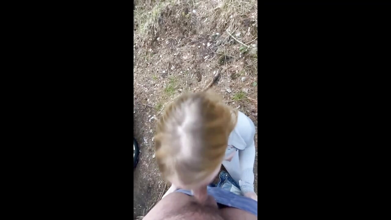 Ζουμερή πίπα και γαμήσι στο δάσος! Χύσε στο μουνί μου!.