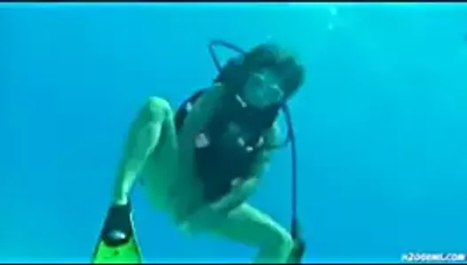 Amber Lynn Bach мастурбирует в открытом море с аквалангом