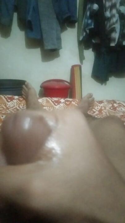 I really wanted to, so I put oil on my hands and hit the handle. My hands got wet