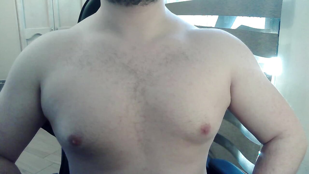 Muscular camboy works out his upper body