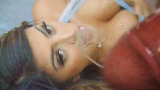 Sophia Leone se salpica con nuez