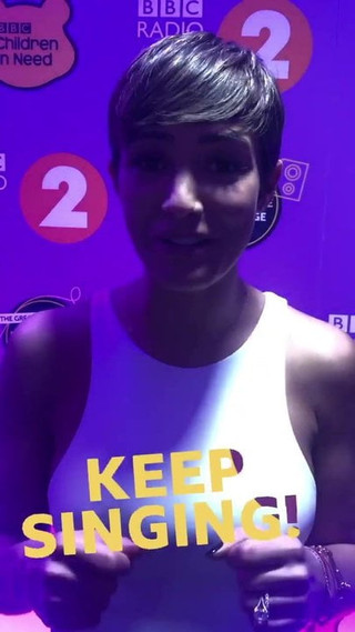 Frankie Bridge в тугом белом платье 02