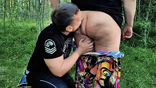 Ateşli bir anne ve genç bir adam ormanda vahşi bir macera yaşadı. Birlikte harika vakit geçirdiler ve herkes istediğini aldı.