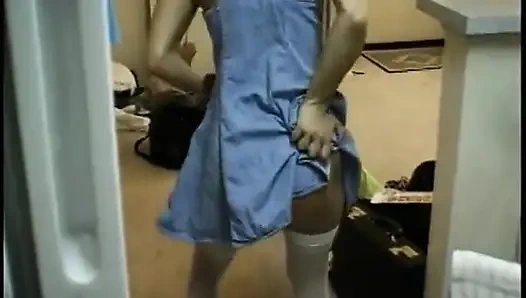 Cewek rambut pirang lagi asik ngentot pantatnya di ranjang