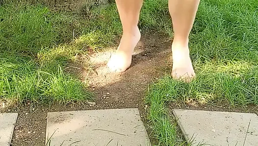 Aku lagi asik kencing di ayunan ayunan! Ajaib banget sih!