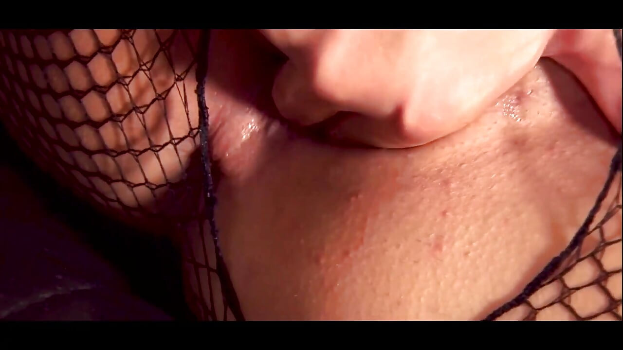 ヴェラ・レディ、フェティッシュがシアーなフィッシュネットで膣を広げる