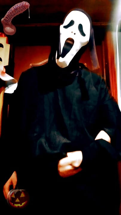 SCREAM A LOVE STORY Seorang pria dominan dengan topeng Ghostface dan kontol besar menyusup ke rumahmu pada malam Halloween untuk menyemprotkan sperma