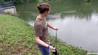 Ele vê um gêmeo fofo pescando e oferece-lhe dinheiro suficiente para fazê-lo chupar seu pau - BIGSTR